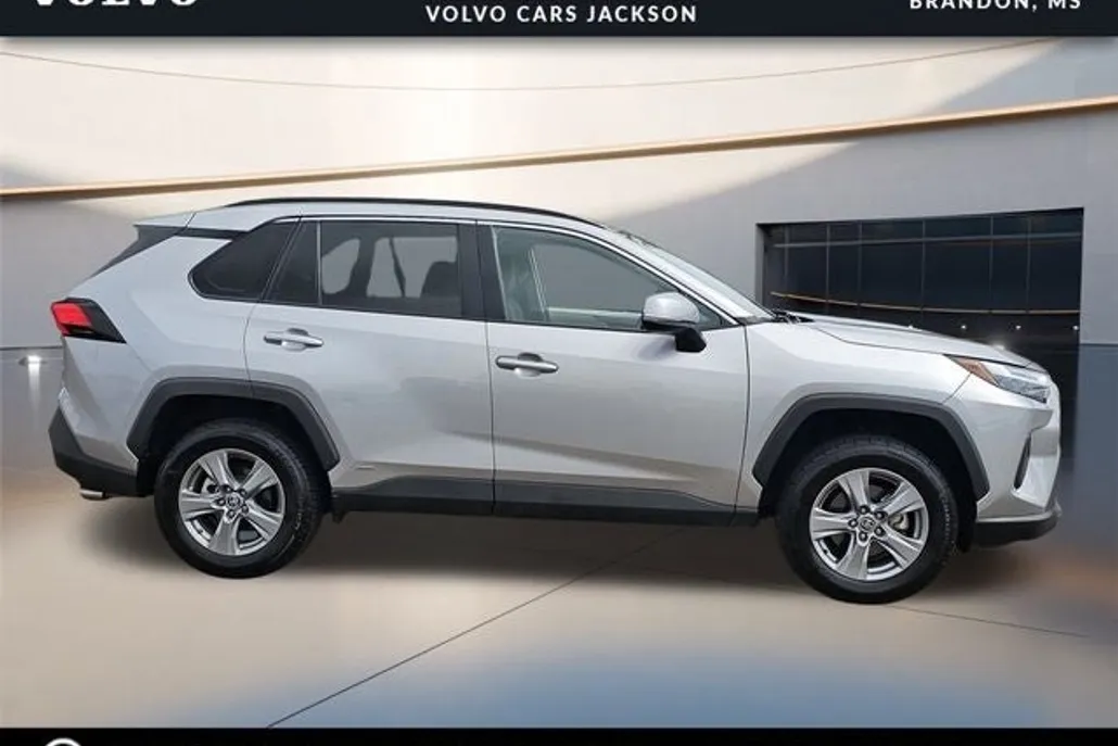 2022 Toyota RAV4 Hybrid XLE photo 1