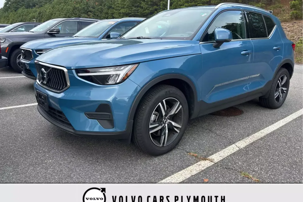 2025 Volvo XC40 Core photo 1