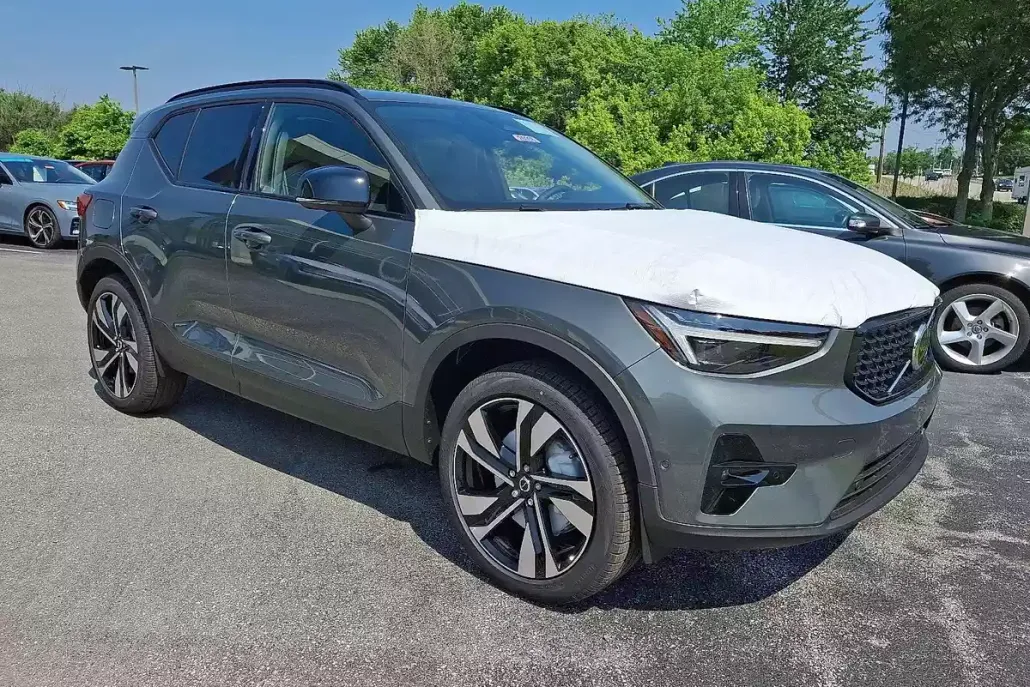 2026 Volvo XC40 photo 1
