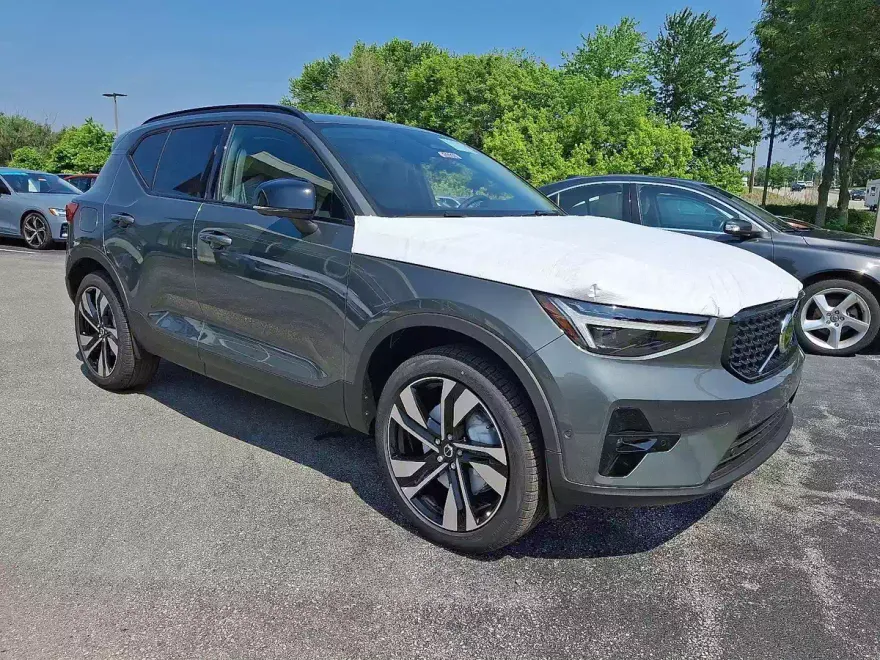 2026 Volvo XC40 photo 1