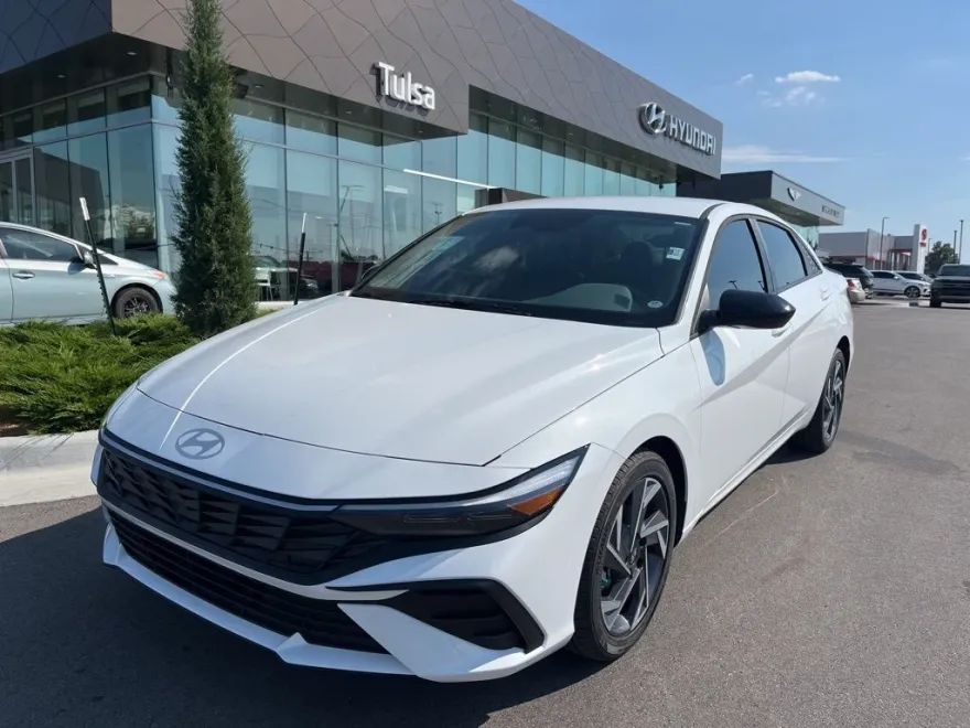 2025 Hyundai Elantra SEL Sport photo 1