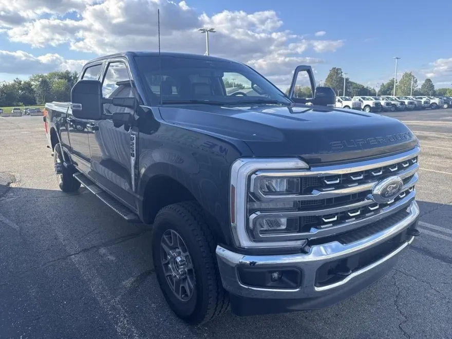 2025 Ford F-250 Lariat photo 1