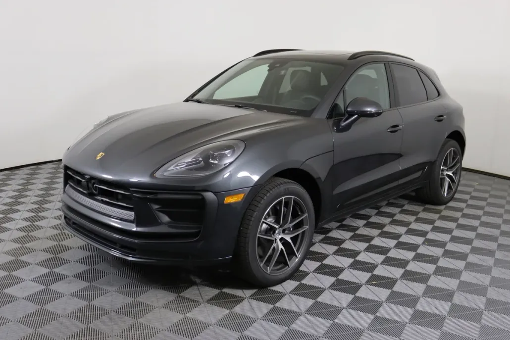 2025 Porsche Macan photo 1