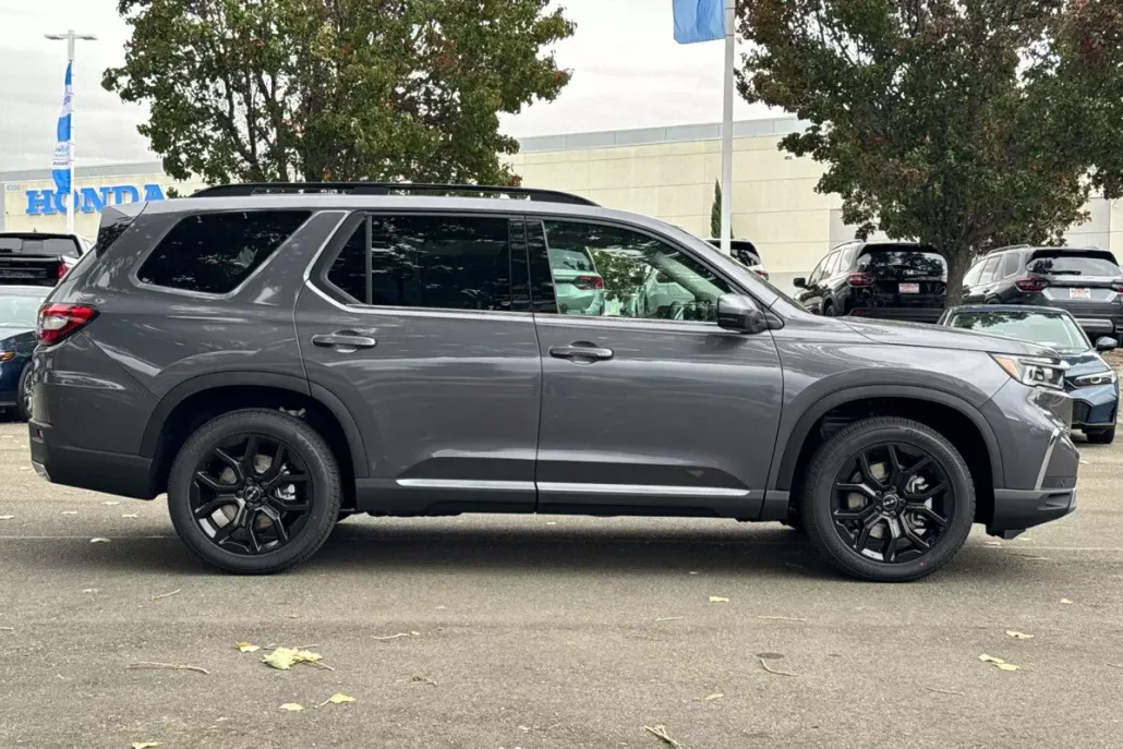 2025 Honda Pilot Touring photo 1