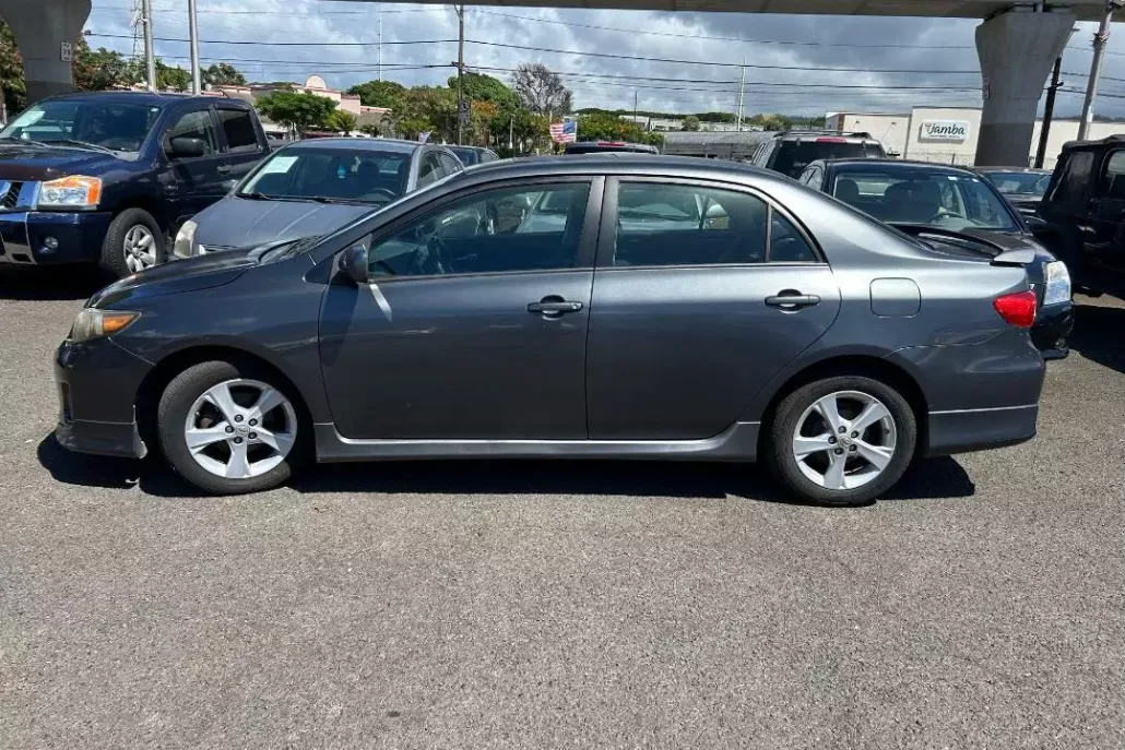 2011 Toyota Corolla LE photo 1