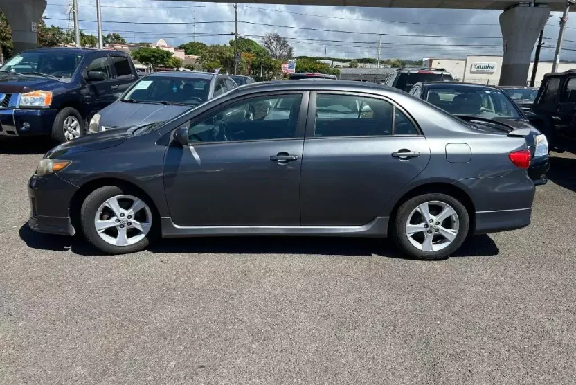 2011 Toyota Corolla LE photo 1