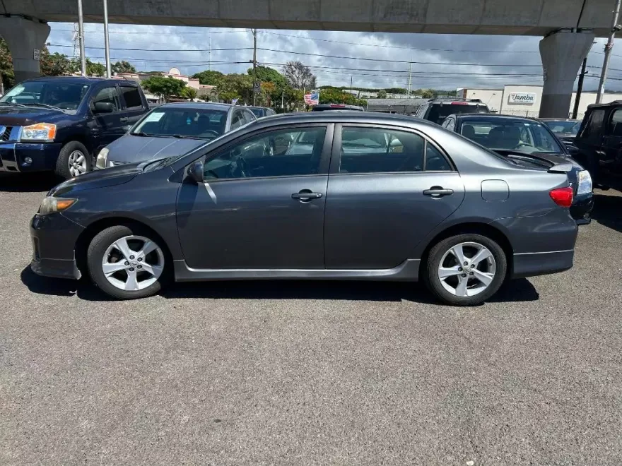 2011 Toyota Corolla LE photo 1