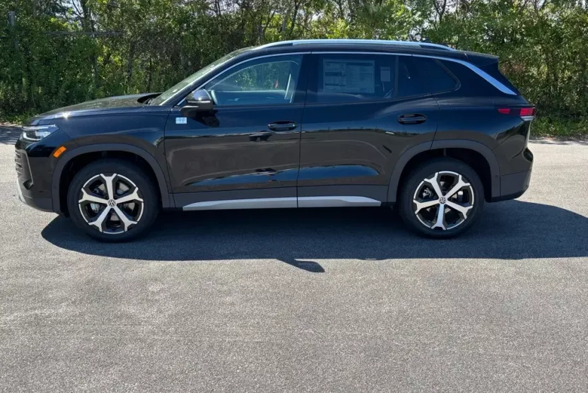 2025 Volkswagen Tiguan SE photo 1