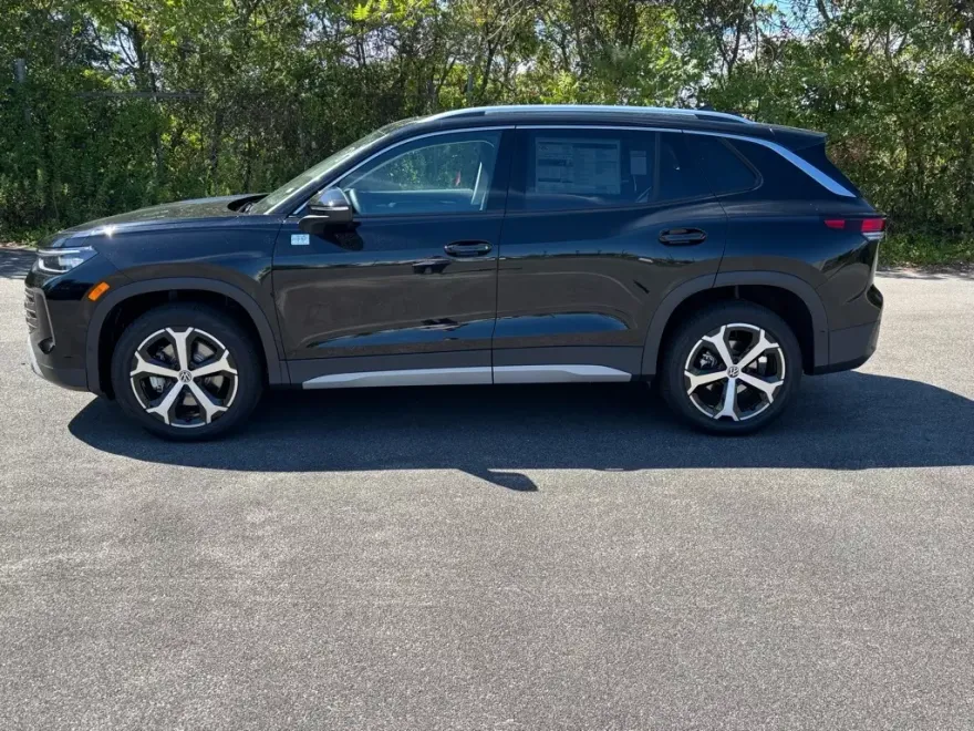 2025 Volkswagen Tiguan SE photo 1