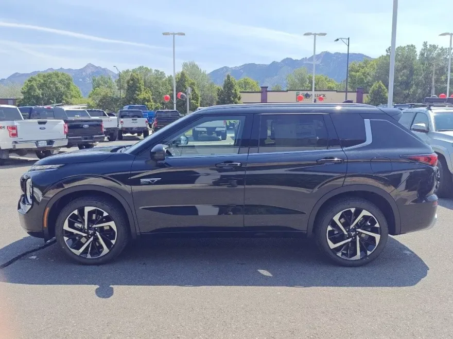 2025 Mitsubishi Outlander PHEV photo 1