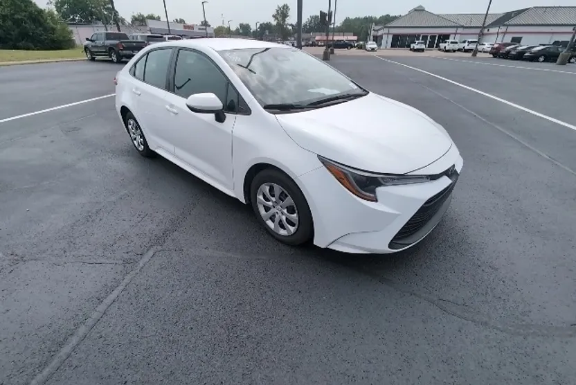 2024 Toyota Corolla LE photo 1