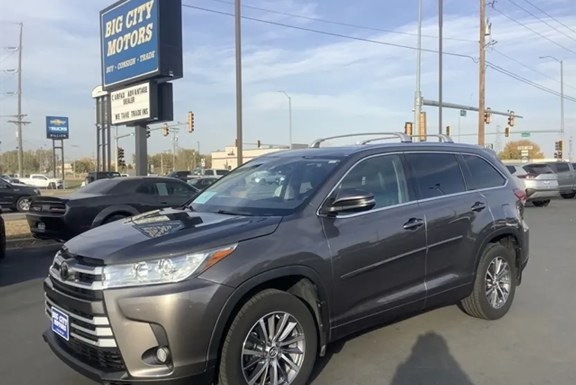 2017 Toyota Highlander XLE photo 1