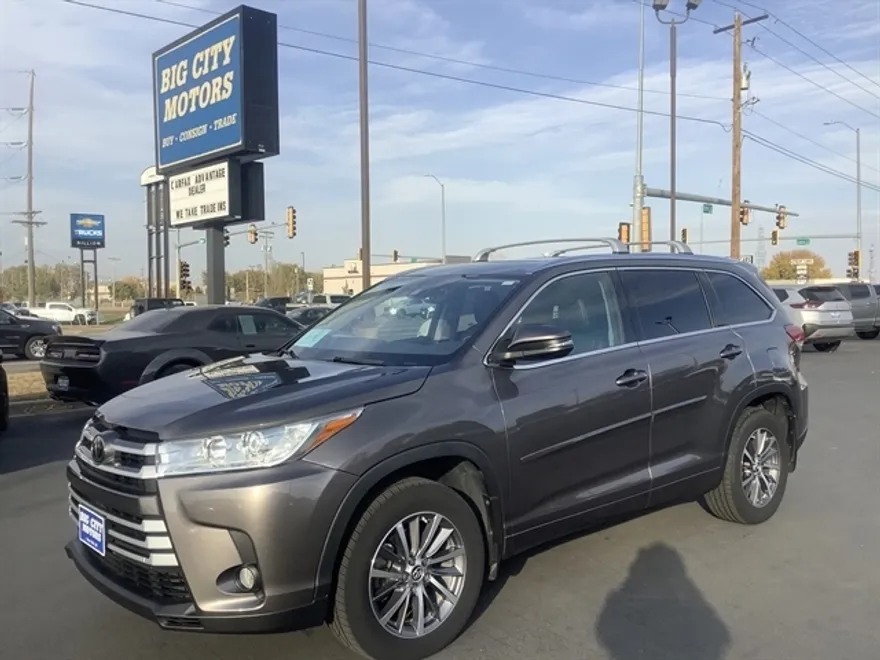 2017 Toyota Highlander XLE photo 1