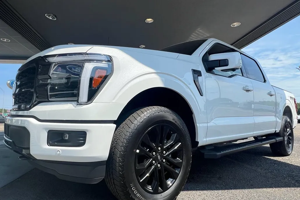 2025 Ford F-150 Lariat photo 1
