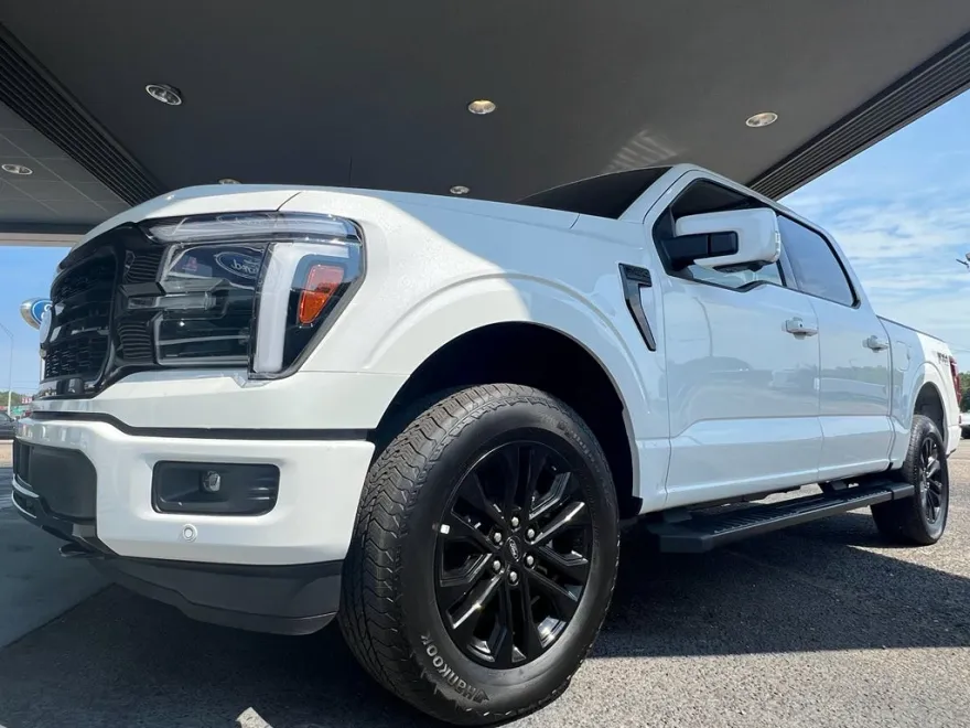 2025 Ford F-150 Lariat photo 1