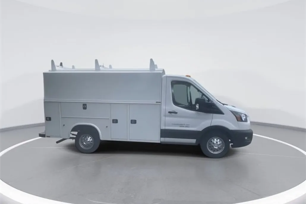 2024 Ford Transit Cutaway photo 1