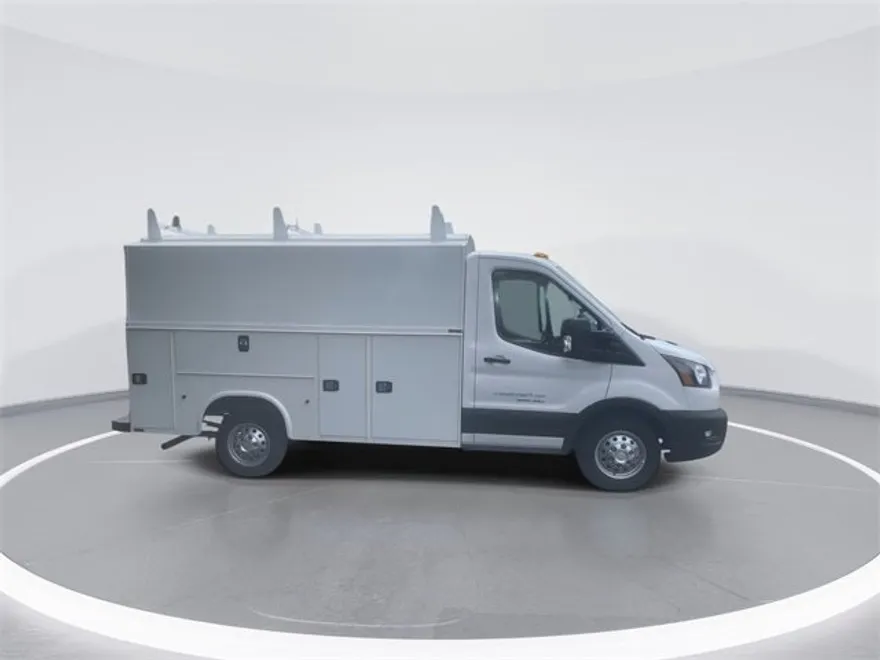2024 Ford Transit Cutaway photo 1