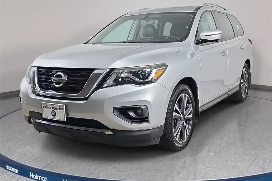 2017 Nissan Pathfinder Platinum photo 1