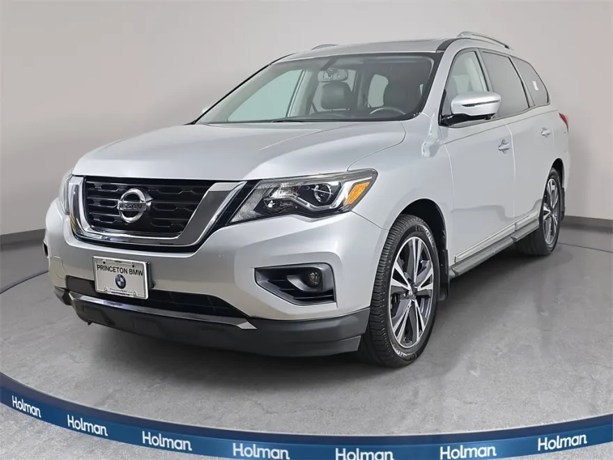 2017 Nissan Pathfinder Platinum photo 1