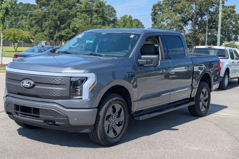 2025 Ford F-150 Lightning photo 1