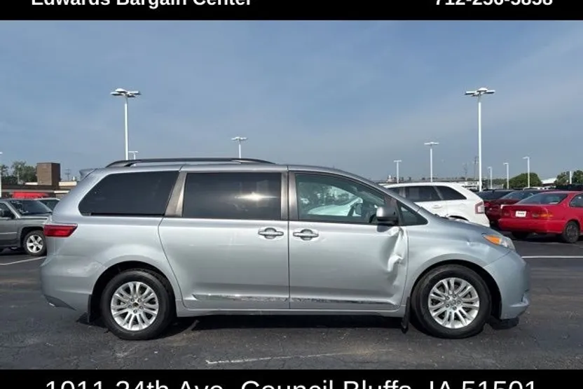 2015 Toyota Sienna XLE Premium photo 1
