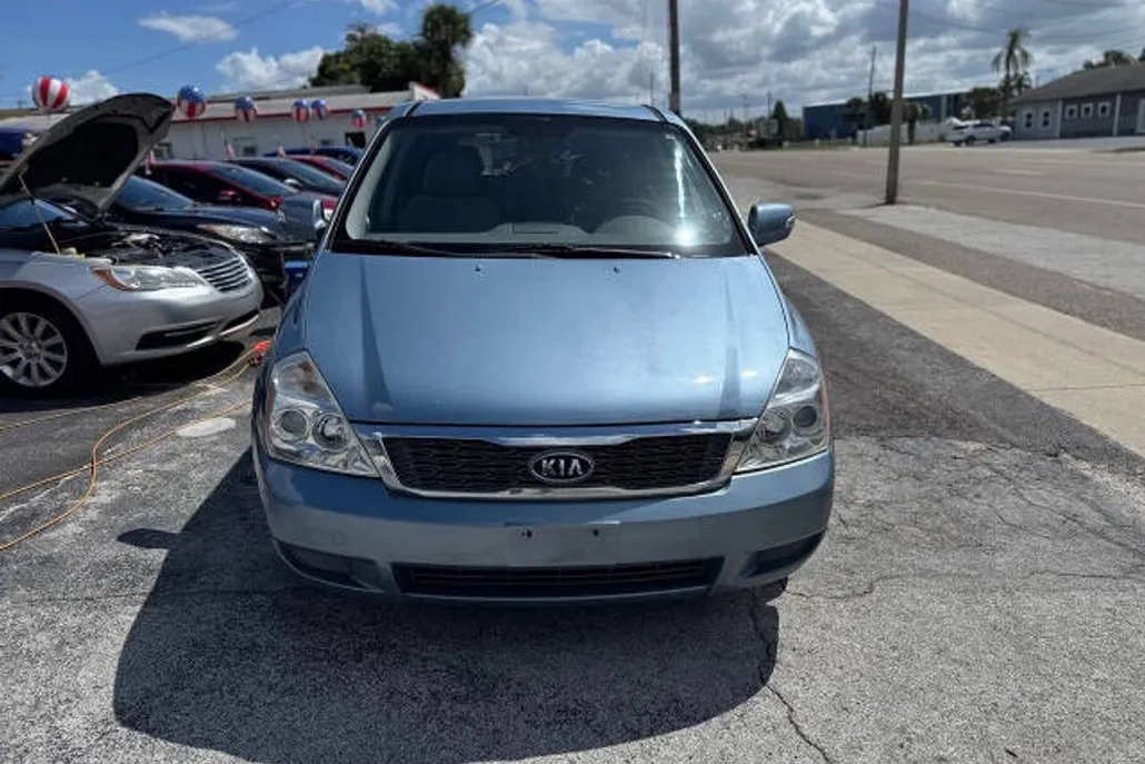 2011 Kia Sedona LX photo 1