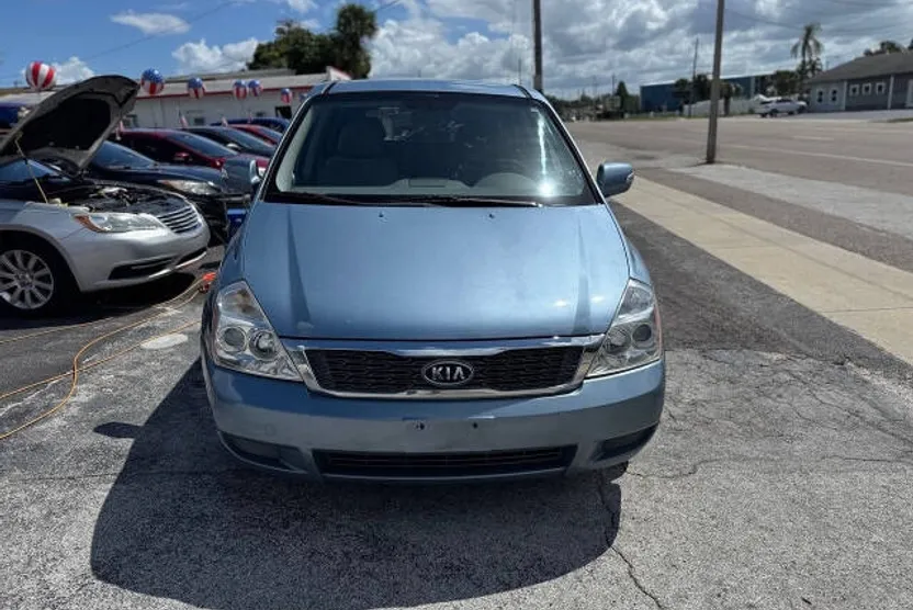 2011 Kia Sedona LX photo 1