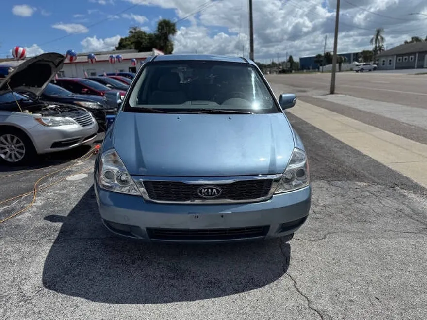 2011 Kia Sedona LX photo 1