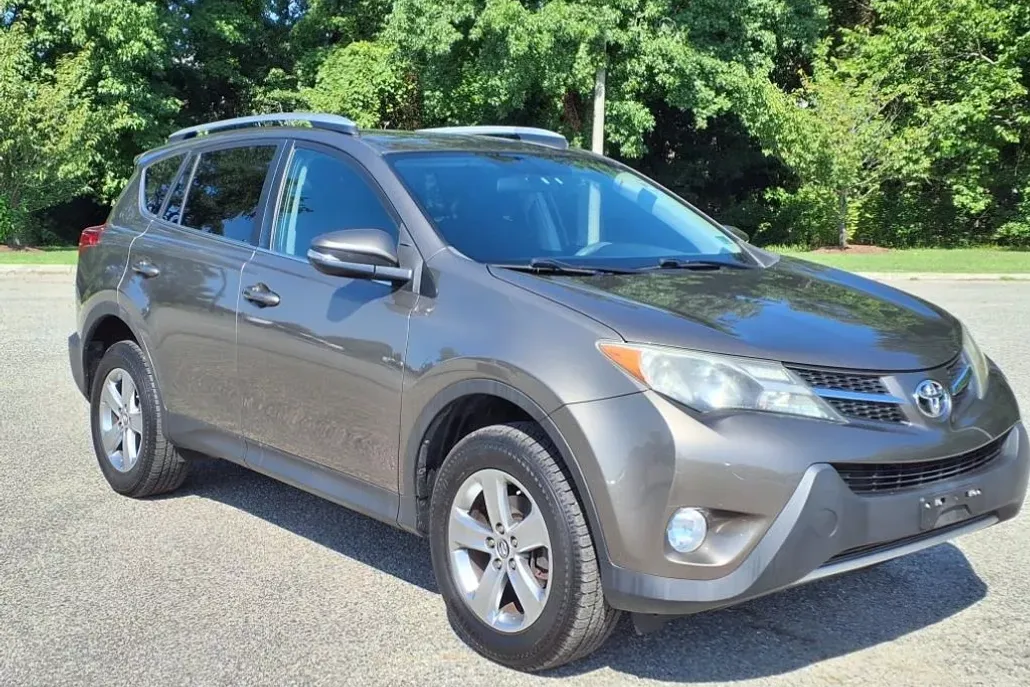 2015 Toyota RAV4 XLE photo 1