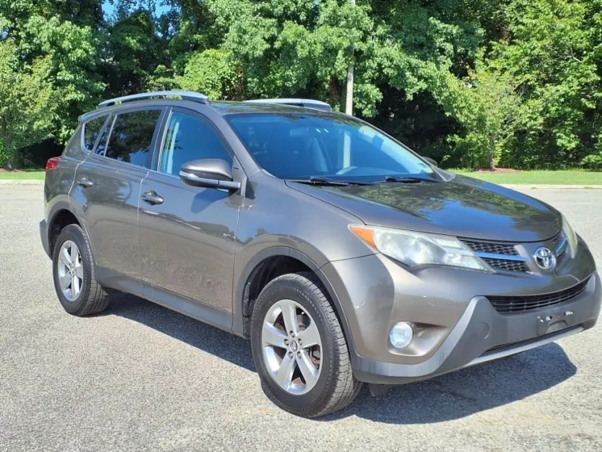 2015 Toyota RAV4 XLE photo 1