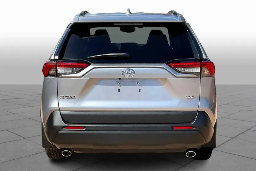 2023 Toyota RAV4 XLE photo 1