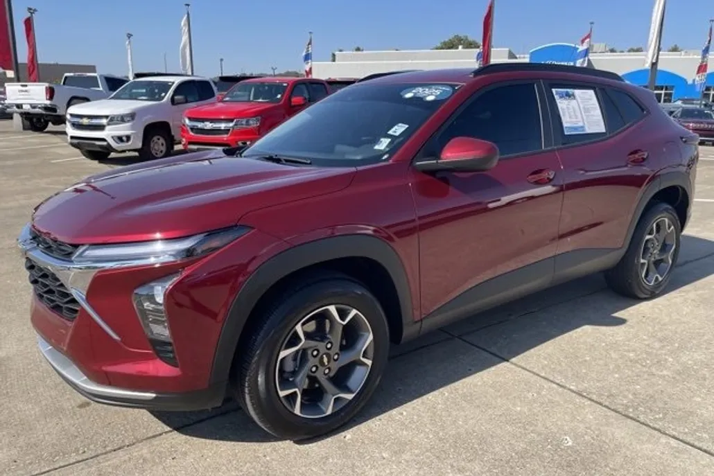 2025 Chevrolet Trax LT photo 1