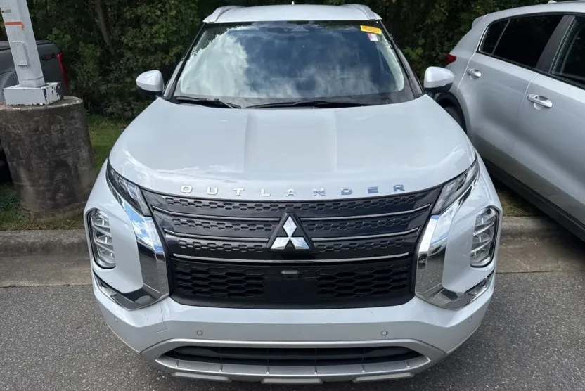 2023 Mitsubishi Outlander SEL photo 1