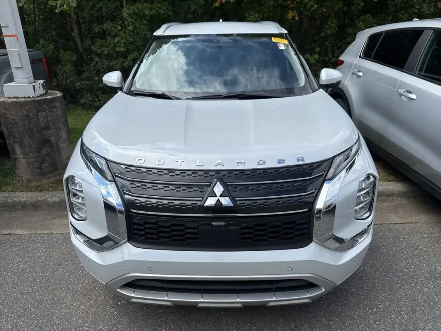 2023 Mitsubishi Outlander SEL photo 1
