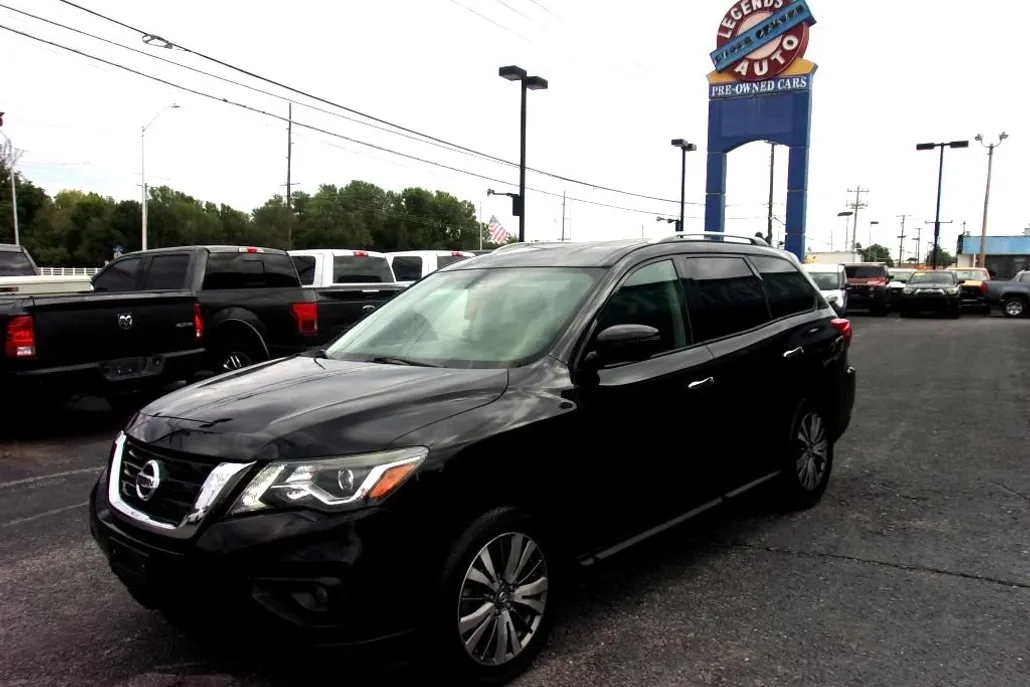 2019 Nissan Pathfinder SV photo 1