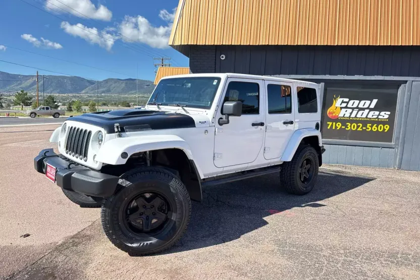 2013 Jeep Wrangler Unlimited Sahara photo 1