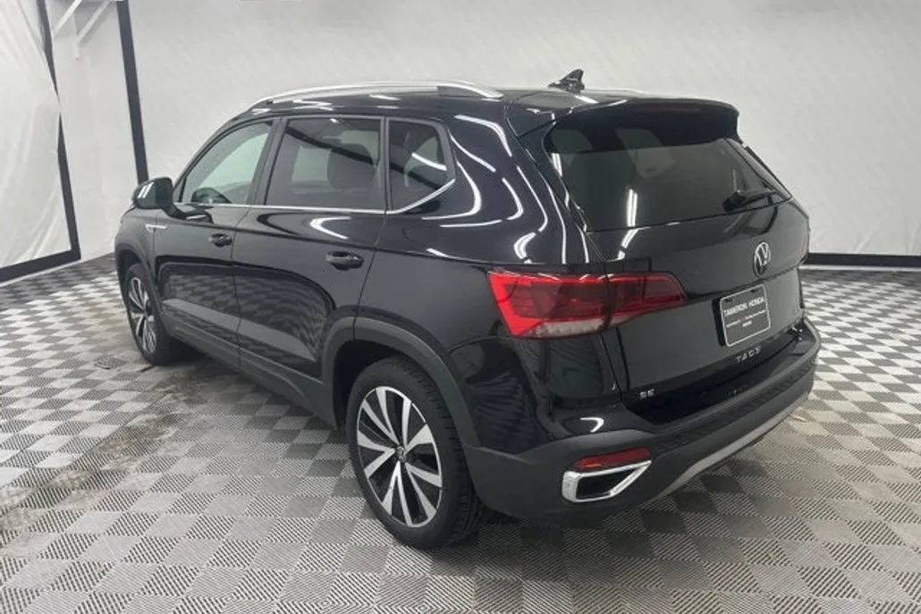 2024 Volkswagen Taos SE photo 1