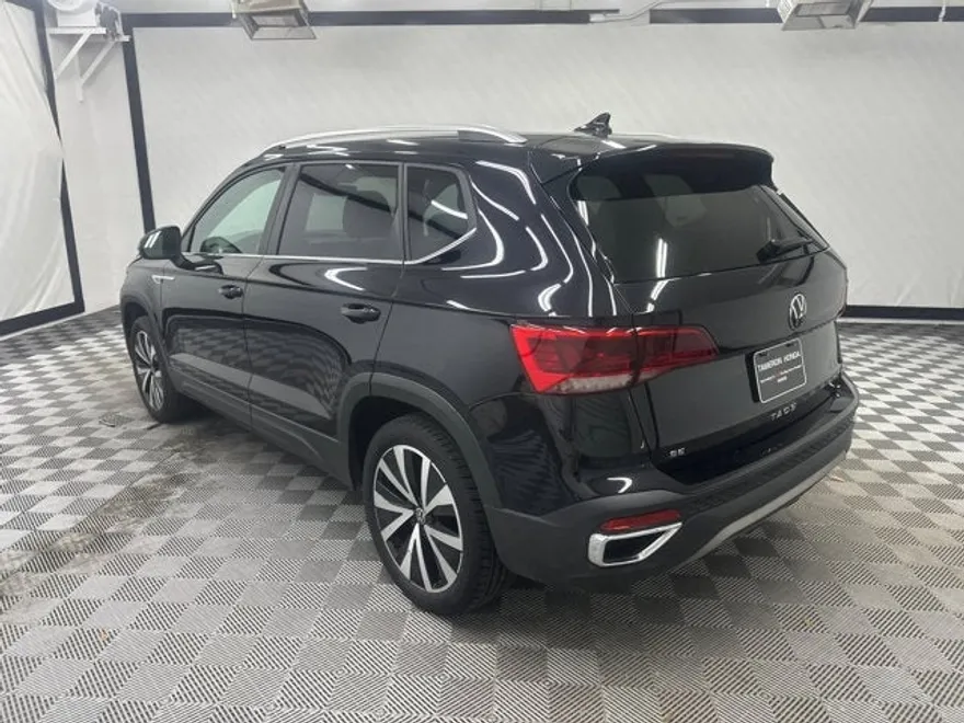 2024 Volkswagen Taos SE photo 1