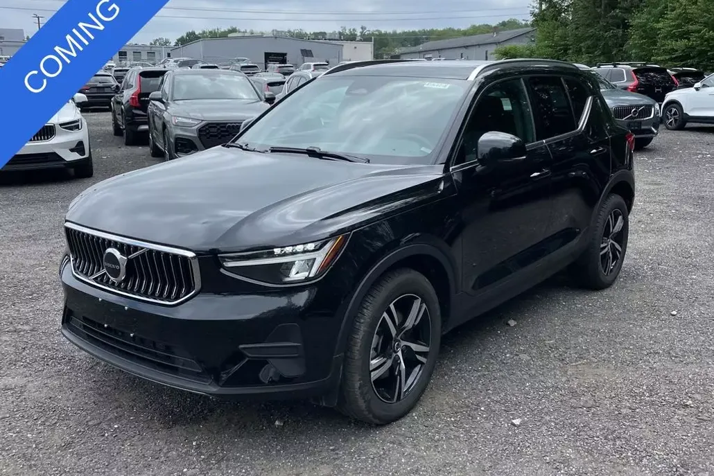 2025 Volvo XC40 Core photo 1