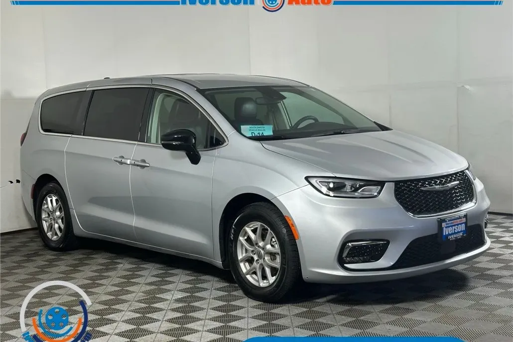 2024 Chrysler Pacifica Touring L photo 1