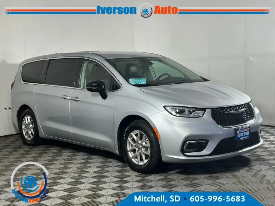 2024 Chrysler Pacifica Touring L photo 1