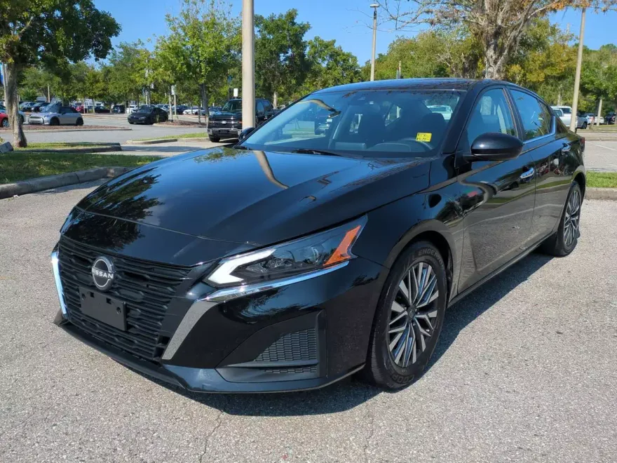 2023 Nissan Altima 2.5 SV photo 1