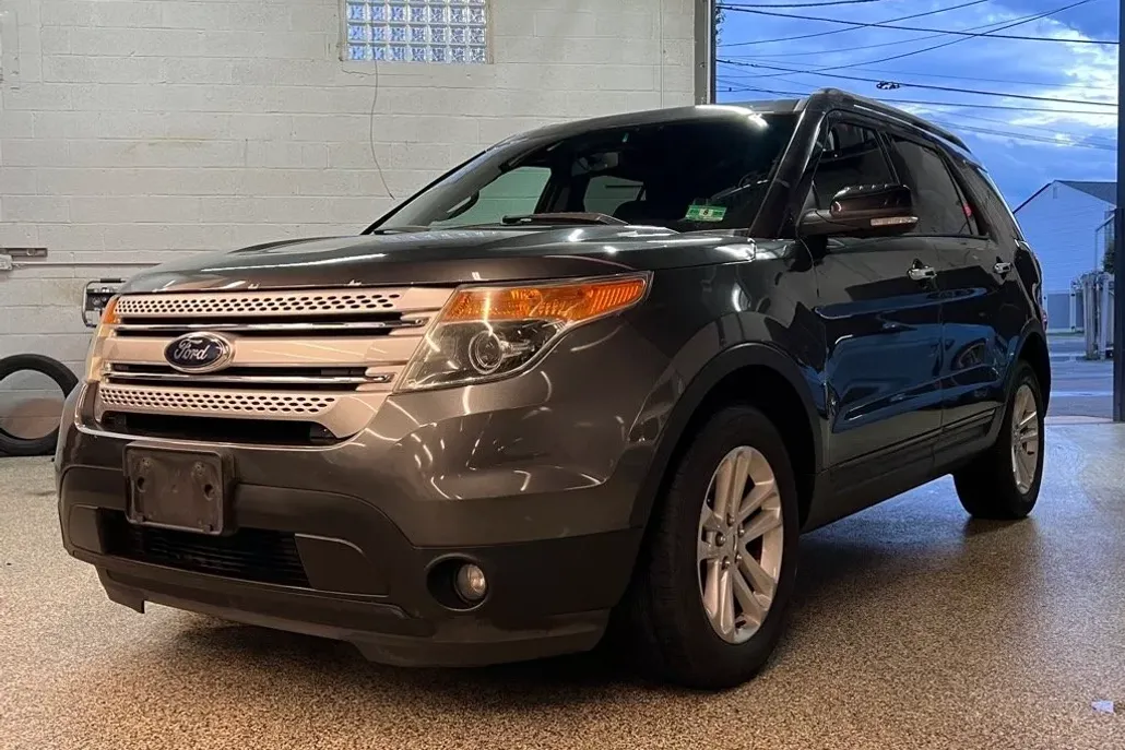 2015 Ford Explorer XLT photo 1