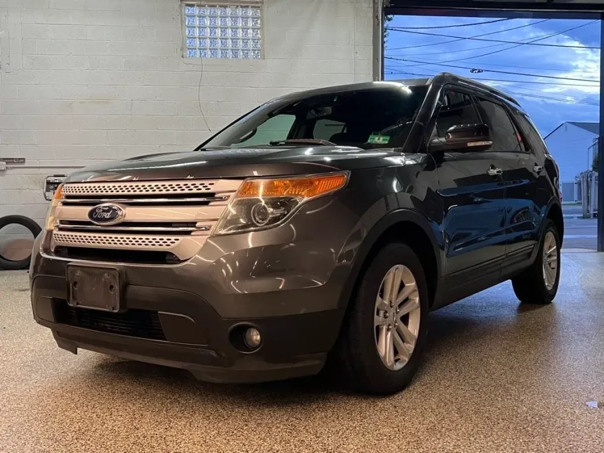 2015 Ford Explorer XLT photo 1