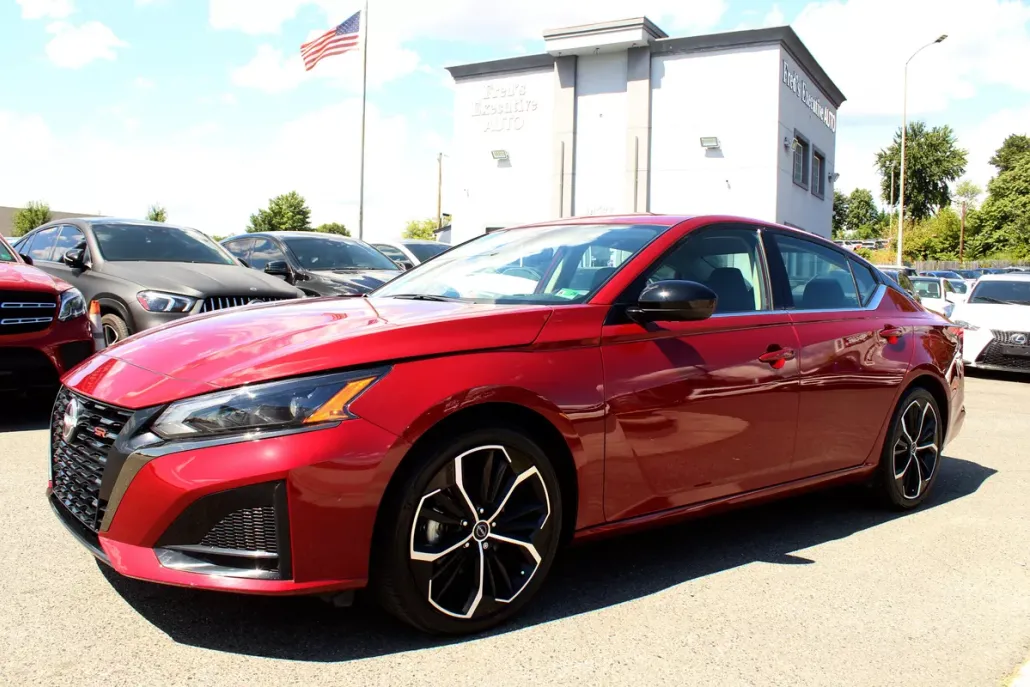 2024 Nissan Altima 2.5 SR photo 1
