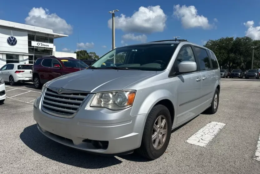 2010 Chrysler Town & Country Touring photo 1