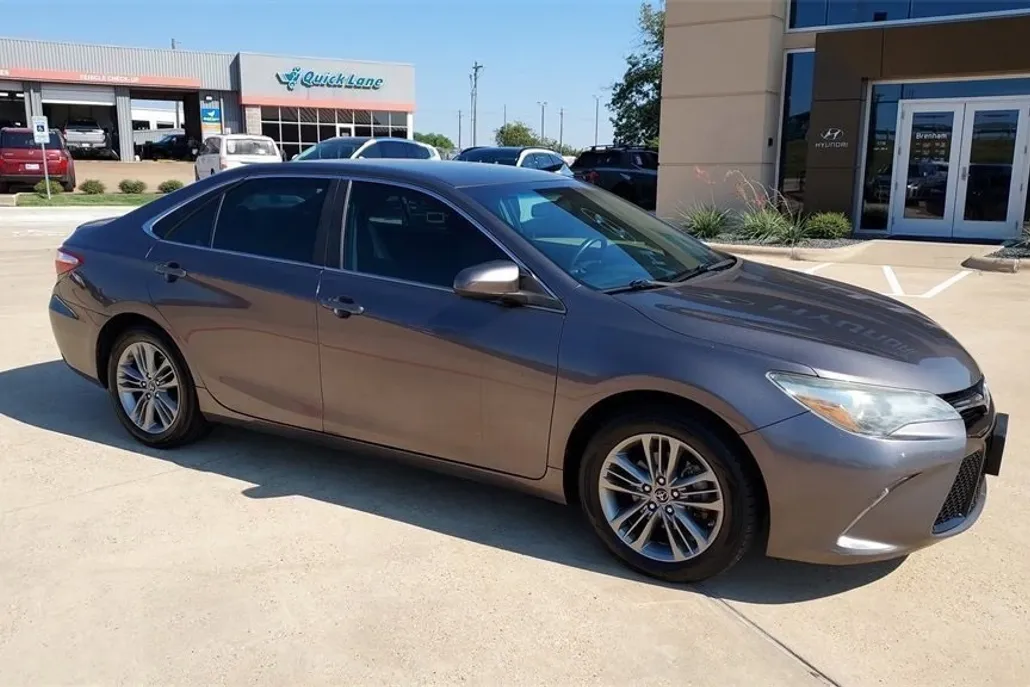 2015 Toyota Camry SE photo 1