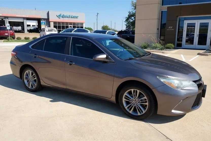 2015 Toyota Camry SE photo 1