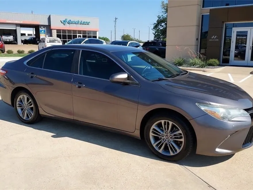 2015 Toyota Camry SE photo 1