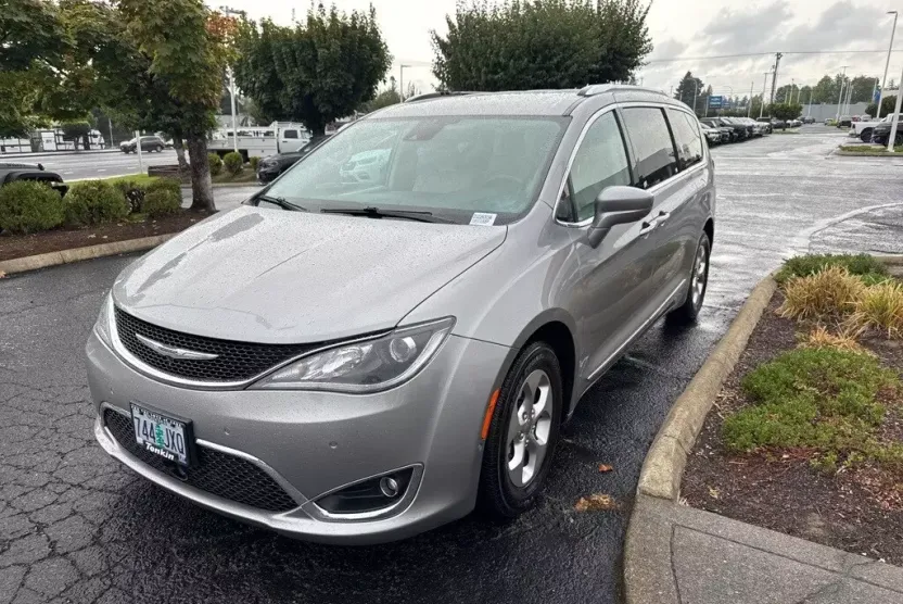 2017 Chrysler Pacifica Touring Plus photo 1